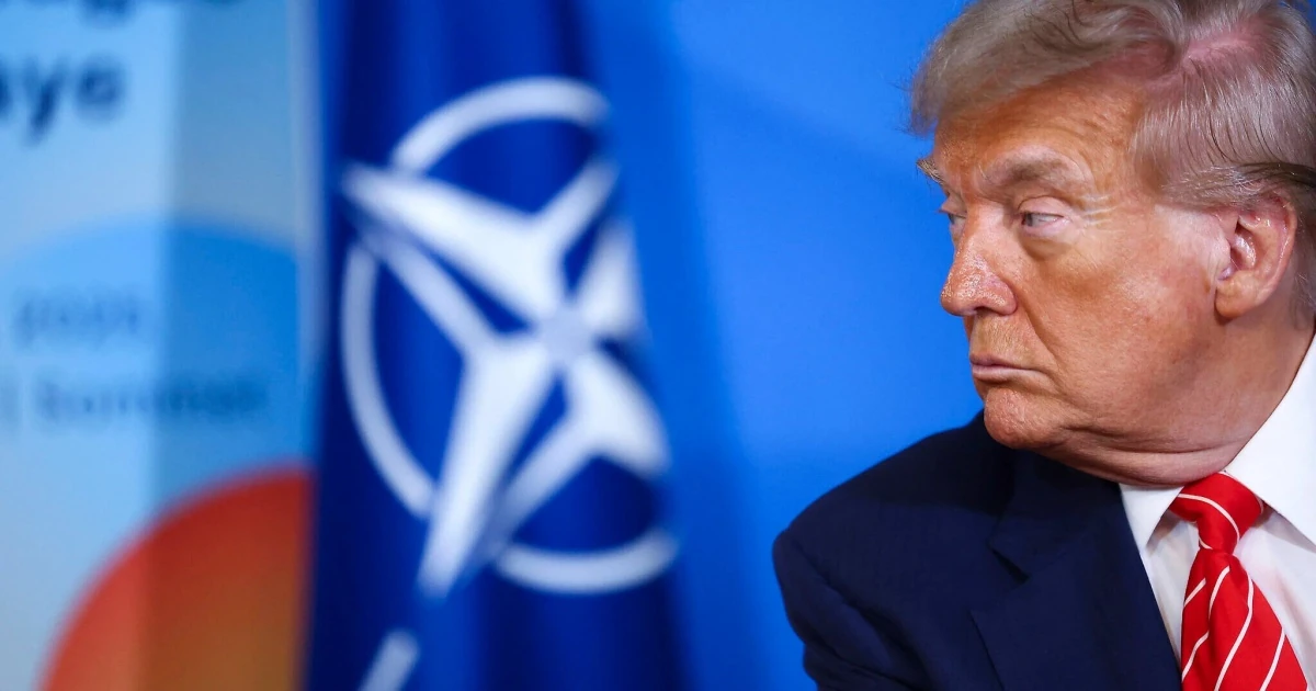 Дональд Трамп на тлі прапора НАТО та документа анкети для союзників