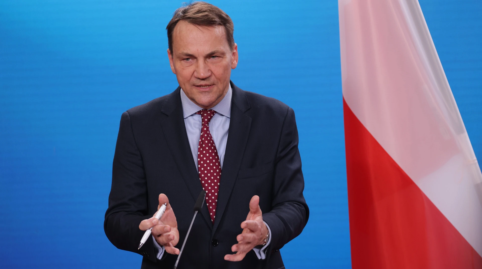 Сікорський згадав слова Путіна про Україну і закликав Польщу готуватися до оборони