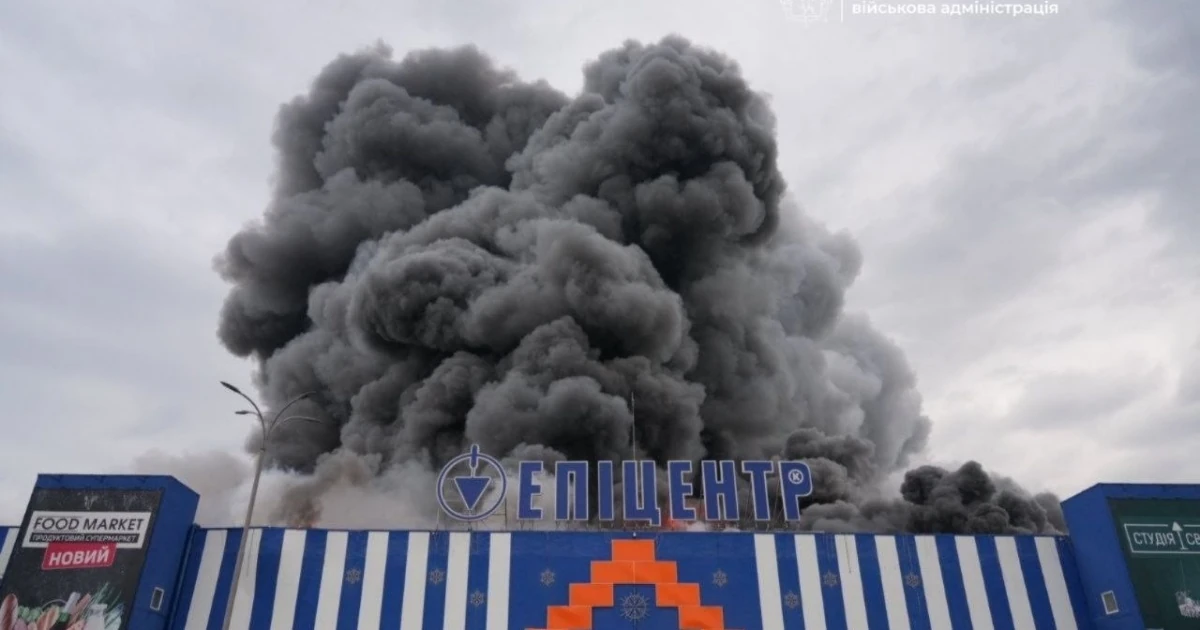 Росіяни вдарили по «Епіцентру» в Запоріжжі: четверо постраждалих, масштабна пожежа