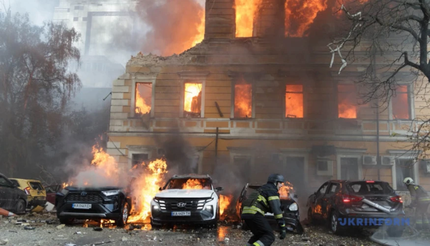 Пожежа на даху та верхньому поверсі будівлі НАНУ, великий чорний дим