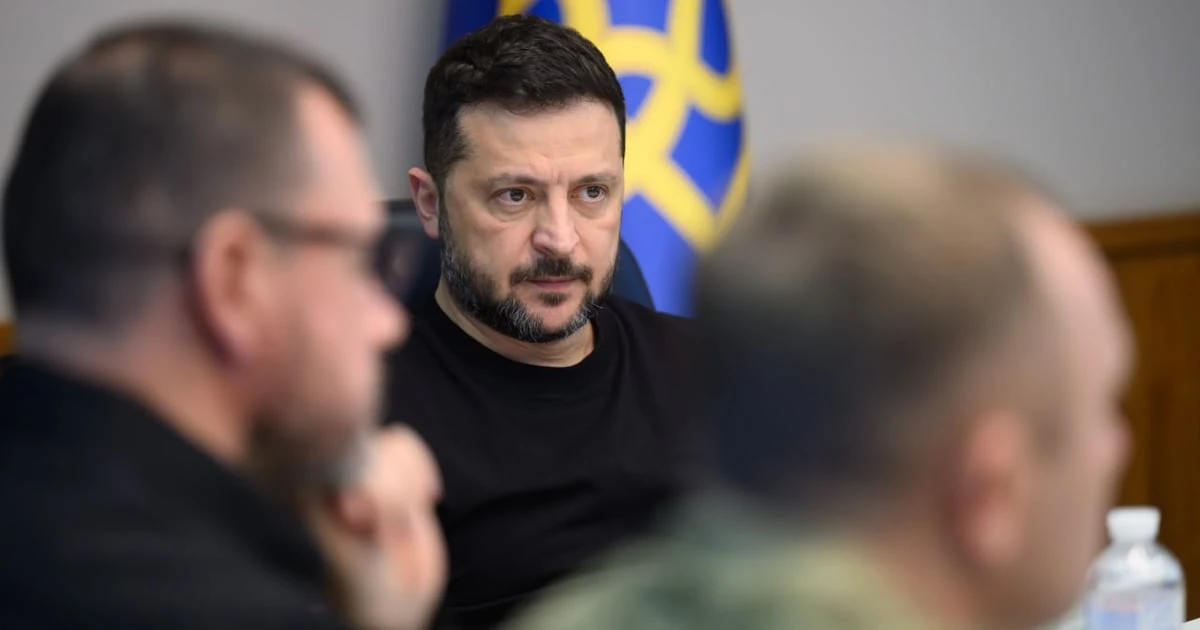 Зеленський спілкується з кореспондентом FT біля пошкодженої російським дроном школи у Солом'янському районі Києва 1 жовтня
